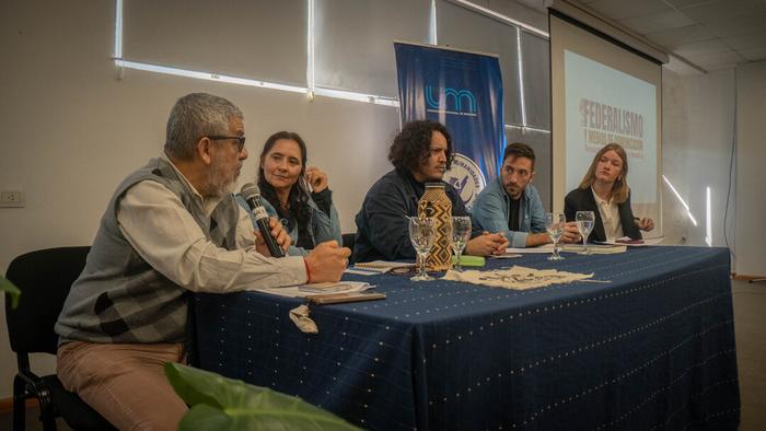 Miguel Franco, Alicia Rivas, Pablo García, Matías Colombatti y Fabiana Birck, esta última moderadora del panel