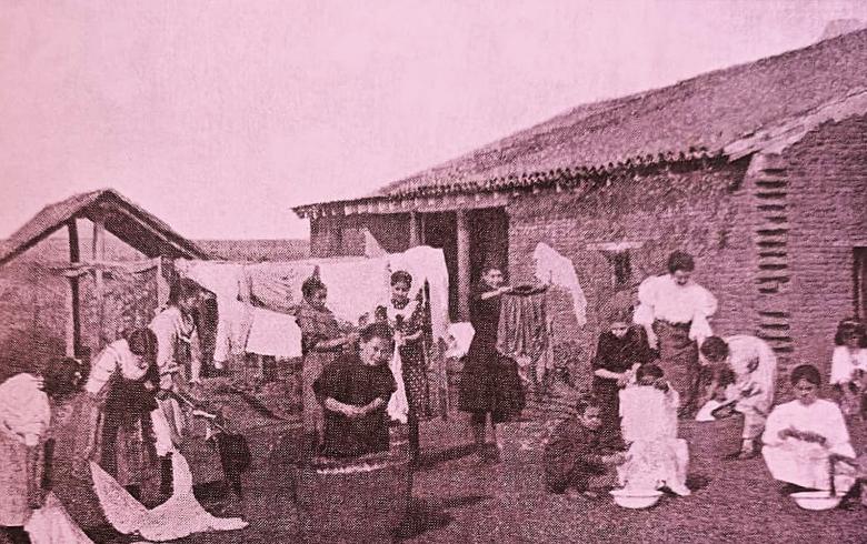Escuela infantil Nº 43. En una clase de la materia economía mixta, taller de lavado. Año 1916.